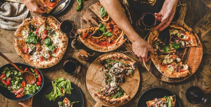 Smaki pizzy, które warto spróbować w pizzerii na Jeżycach.