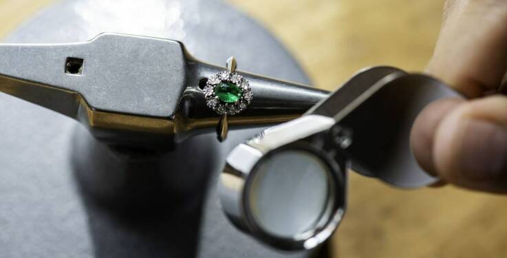 Jak wycena szlachetnych kamieni wpływa na wartość biżuterii?