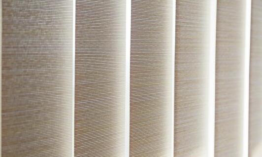 Montaż pionowych verticali a poprawa akustyki w pomieszczeniach