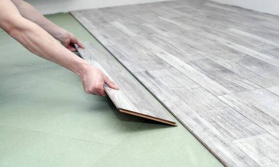 Dlaczego warto zdecydować się na montaż podłogowych wykładzin przez specjalistów?