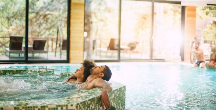 Strefa relaksu w apartamentach we Władysławowie: jacuzzi i basen