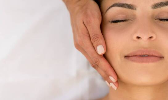Jak przygotować się do wizyty w salonie oferującym masaż twarzy w Warszawie?