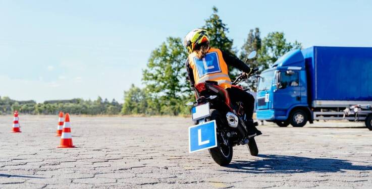 Jakie są kluczowe aspekty kursu na prawo jazdy kat. A1 dla przyszłych motocyklistów?