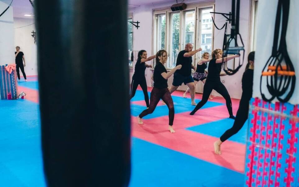 Treningi kickboxingu w małych grupach - korzyści z indywidualnego podejścia