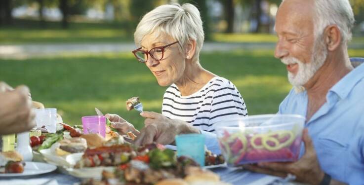 Jak zorganizować catering z kanapkami na imprezy w plenerze?