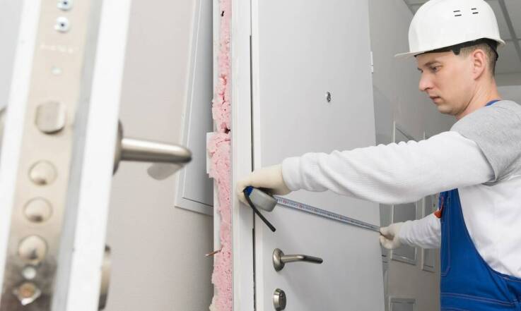 Czym różni się montaż drzwi wejściowych od drzwi wewnętrznych?