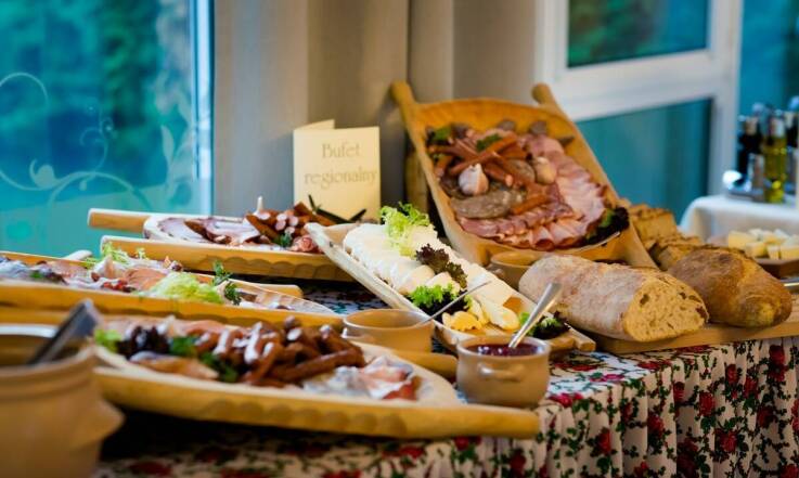 Jak wybrać najlepszy okolicznościowy catering dla rodzinnego spotkania?