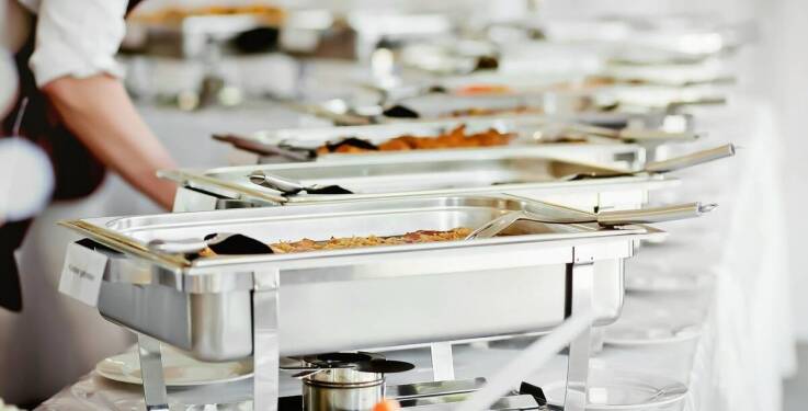 Jakie modyfikowane dania na życzenie klienta można zamówić w cateringu?