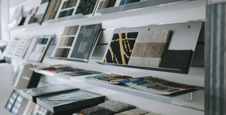 Wpływ kolorystyki wykładzin na atmosferę wnętrza - psychologia barw w praktyce