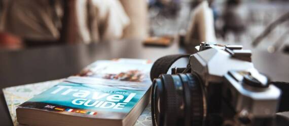 Jak przewodnik po Toruniu ułatwia odkrywanie miasta dla turystów indywidualnych?