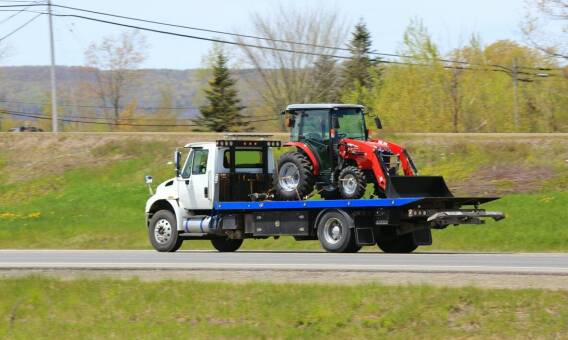 Jakie zalety ma całodobowa pomoc drogowa dla właścicieli rolniczych maszyn?