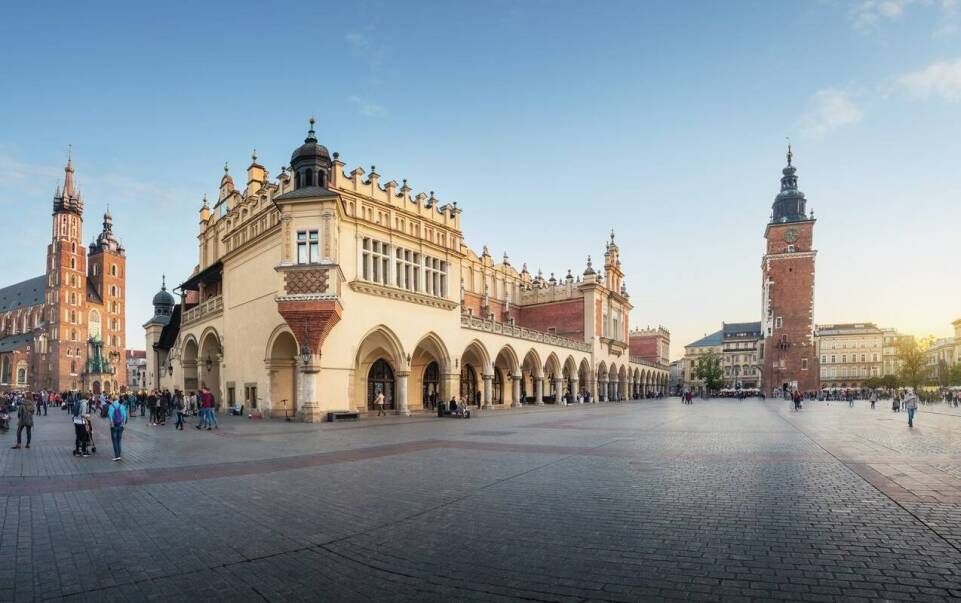 Przewodnicy w Toruniu: jakie są najpopularniejsze trasy dla indywidualnych turystów?