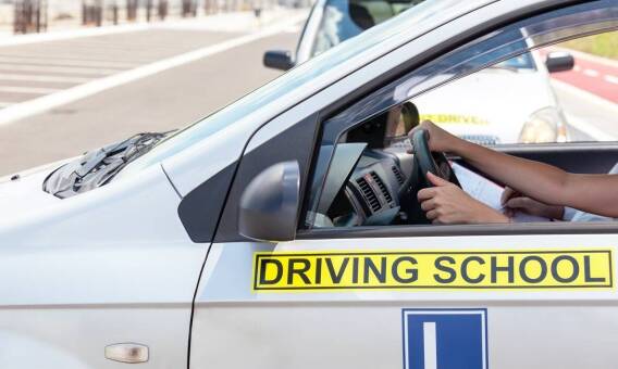 Rola nowoczesnych pojazdów z automatyczną skrzynią biegów w nauce jazdy
