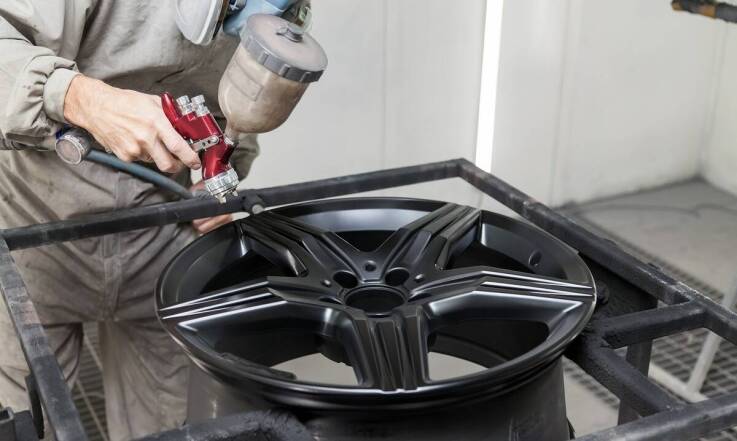 Co wyróżnia proszkowe farby w renowacji aluminiowych felg?