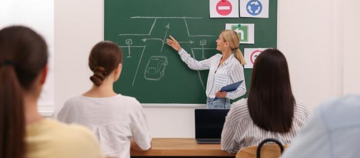 Jakie są kluczowe elementy teorii w szkole jazdy w języku angielskim?