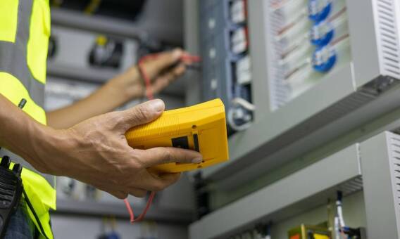 Serwisowanie instalacji elektrycznych – dlaczego mobilne usługi są wygodne?