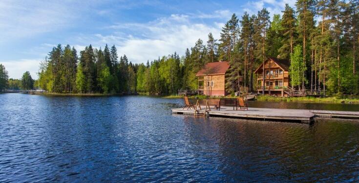 Komfortowe domki na Mazurach: basen jako część oferty