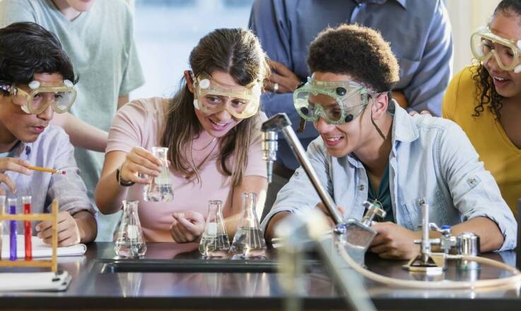 Jak kursy maturalne z chemii pomagają w przygotowaniach do studiów?