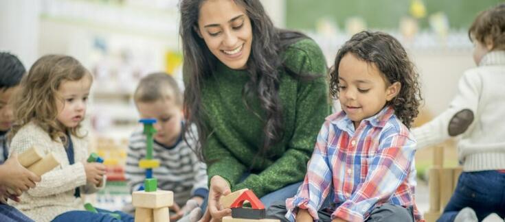 Jakie są zalety edukacji poprzez zabawę w niepublicznych przedszkolach?