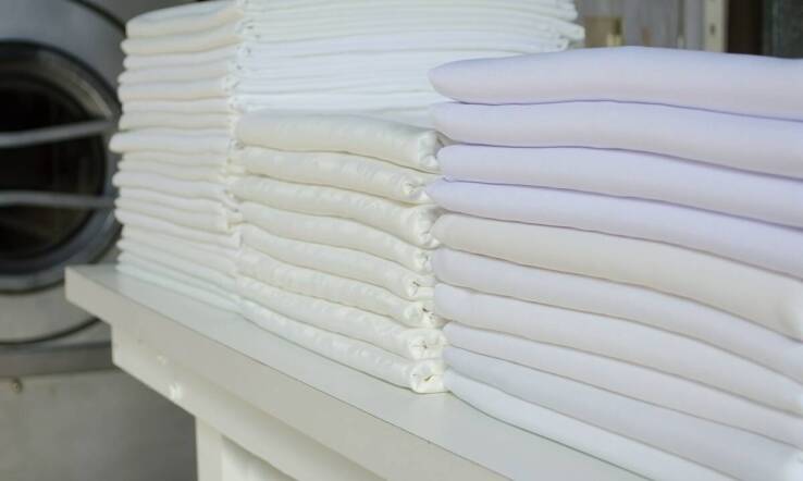 Jak profesjonalne pranie pościeli może poprawić jakość snu?