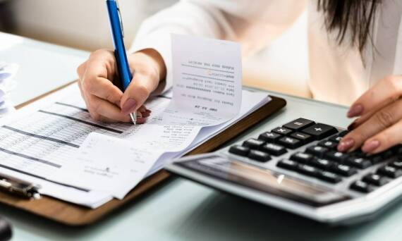 Jakie są kluczowe elementy efektywnej obsługi kadrowo-płacowej oferowanej przez biuro księgowe?