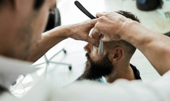 Jakie są zalety trymowania brody w salonie fryzjerskim?