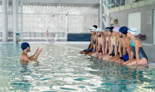 Jak indywidualne lekcje pływania przygotowują do zaawansowanych sportowych wyzwań?