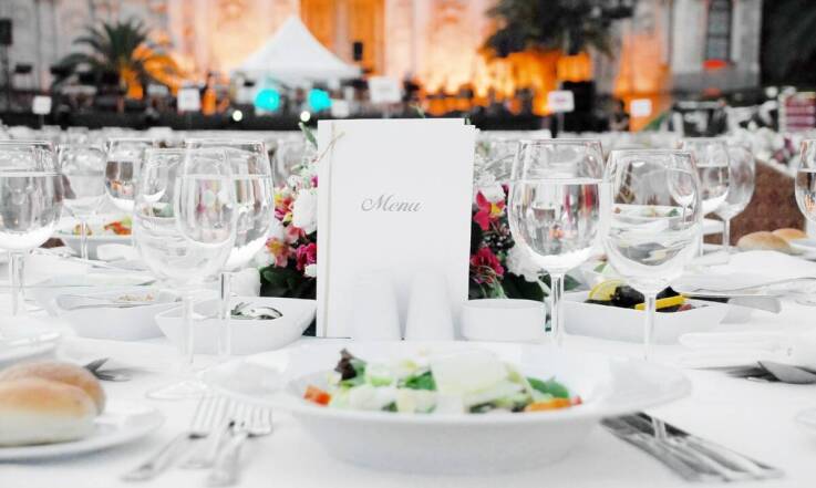 Menu weselne z sezonowymi składnikami: jakie są zalety tego wyboru?