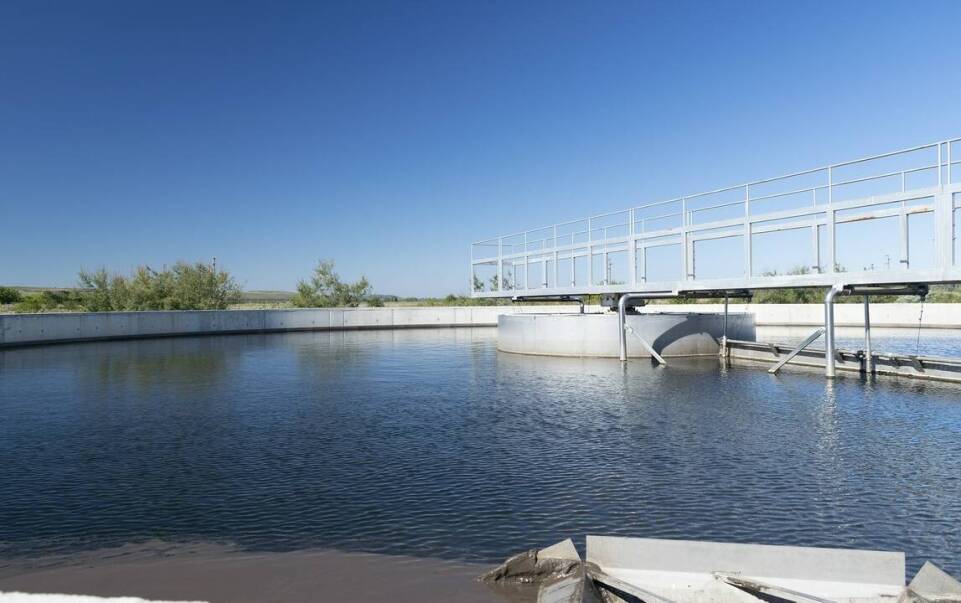 Jakie materiały są najczęściej wykorzystywane w konstrukcji fontann pływających?
