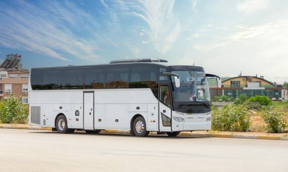 Wynajem autokaru na firmowe wyjazdy – jakie są opcje transportu?