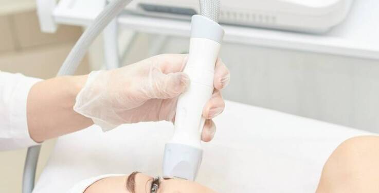 Odmładzanie twarzy metodą ultradźwiękowego liftingu HIFU