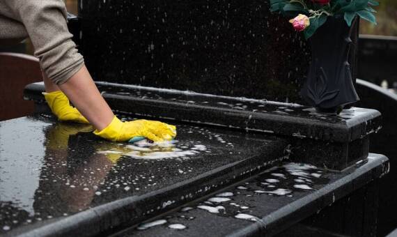 Czy warto skorzystać z jednorazowego sprzątania grobu?