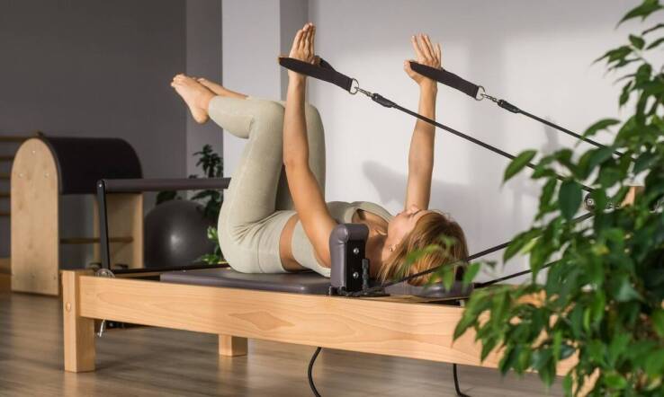 Kiedy pilates na reformerze pomaga bardziej niż mata w nauce kontroli ruchu