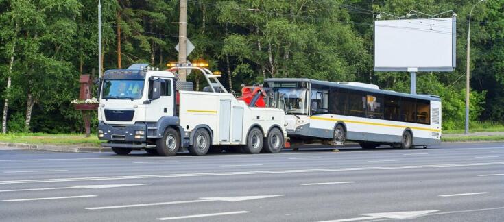 Dlaczego koszt holowania busa w Poznaniu zależy od miejsca zdarzenia i stanu pojazdu