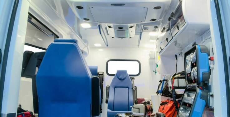 Kiedy przewóz pacjenta wymaga transportu medycznego, a kiedy wystarczy sanitarny