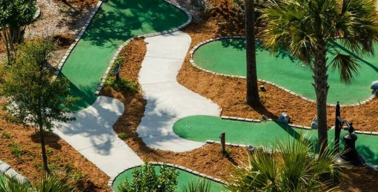 Betonowe tory minigolfa jako pomysł na rodzinny wypad za miasto z piknikiem