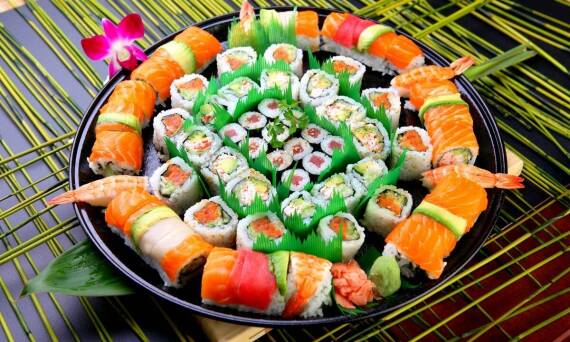 Tort sushi na przyjęcie — kiedy sprawdza się lepiej niż klasyczny zestaw