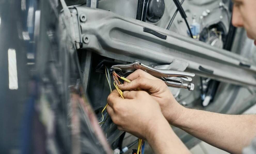 Jak odróżnić usterkę elektryczną auta od problemu czysto mechanicznego