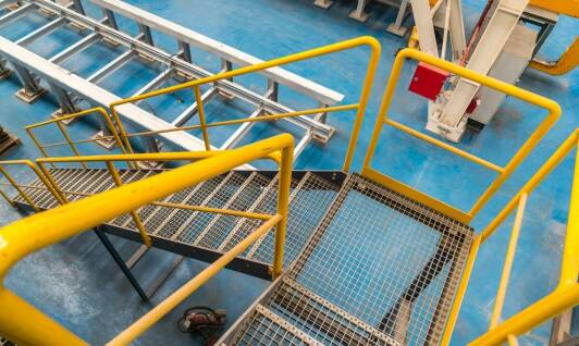 Jakie detale balustrad technicznych mają znaczenie przy odbiorze i eksploatacji hali produkcyjnej