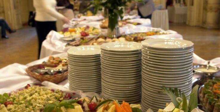 Jak warunki miejsca przyjęcia wpływają na catering podczas rodzinnych i firmowych wydarzeń we Wrocławiu