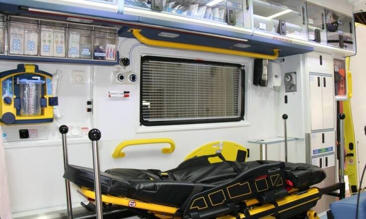 Transport pacjenta z opieką medyczną czy sanitarną — jak rozpoznać potrzebny poziom zabezpieczenia