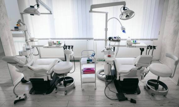 Jak jedna placówka stomatologiczna porządkuje leczenie zębów przy bólu, brakach i odbudowie
