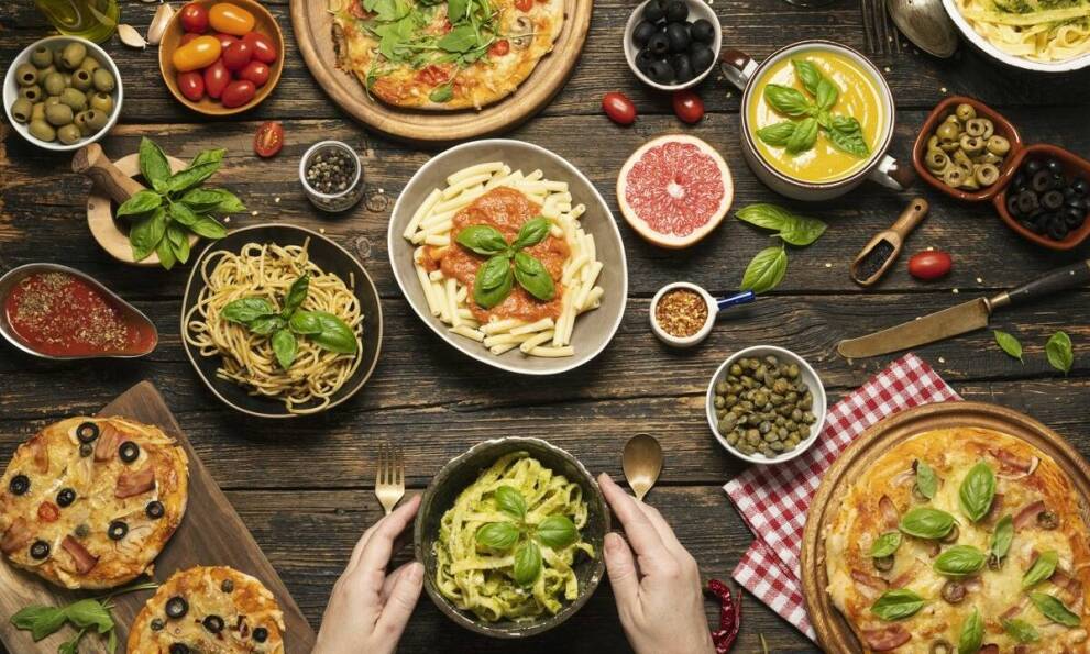 Makarony w pizzerii jako sygnał, że menu wykracza poza samą pizzę