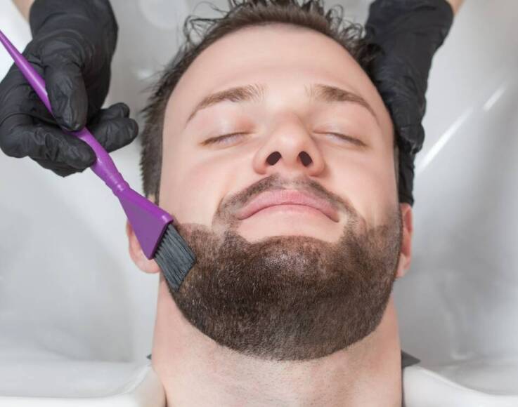 Mniej oczywiste usługi barberskie dla mężczyzn: odsiwianie brody i depilacja delikatnych stref