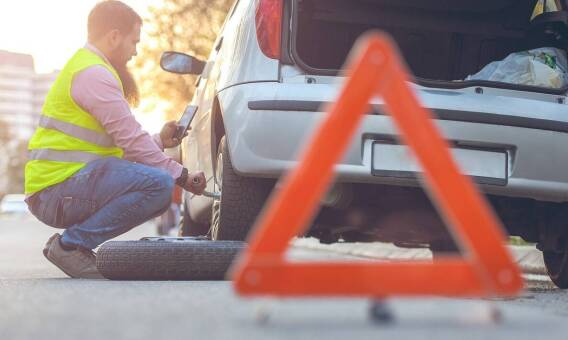 Awaria auta na drodze — jak bezpiecznie przejść od zatrzymania do wezwania pomocy