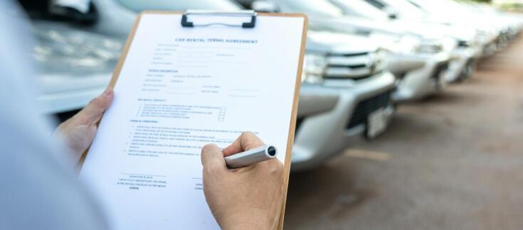 Auto zastępcze po kolizji — kiedy przysługuje i jak wygląda organizacja wynajmu samochodu