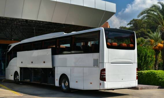 Jak hotelom i pensjonatom ułożyć stały transport gości, żeby meldunek i wyjazdy przebiegały płynnie