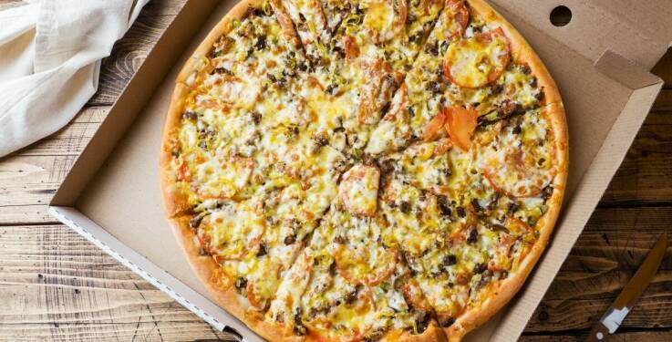 Co wpływa na to, czy pizza dowożona w Łodzi zachowuje smak i strukturę