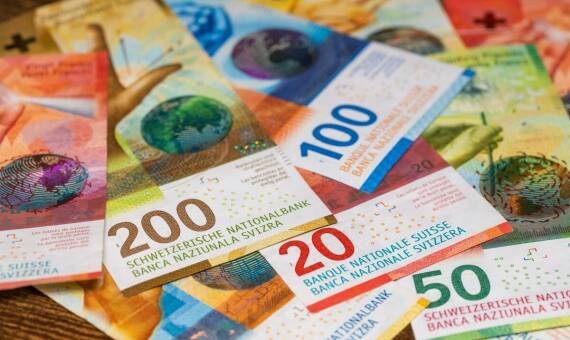 Samochód finansowany kredytem we frankach — kiedy spór o umowę zmienia rozliczenie sprzedaży