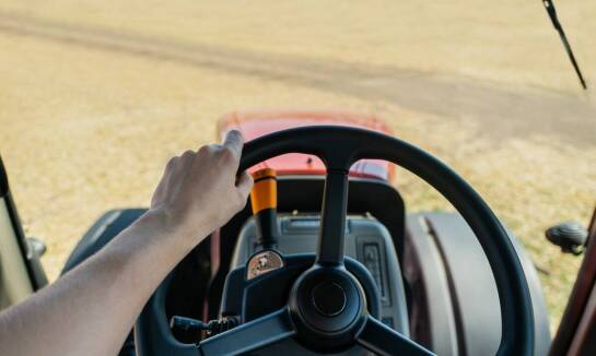Jak przejść drogę do uprawnień na traktor od badań po egzamin